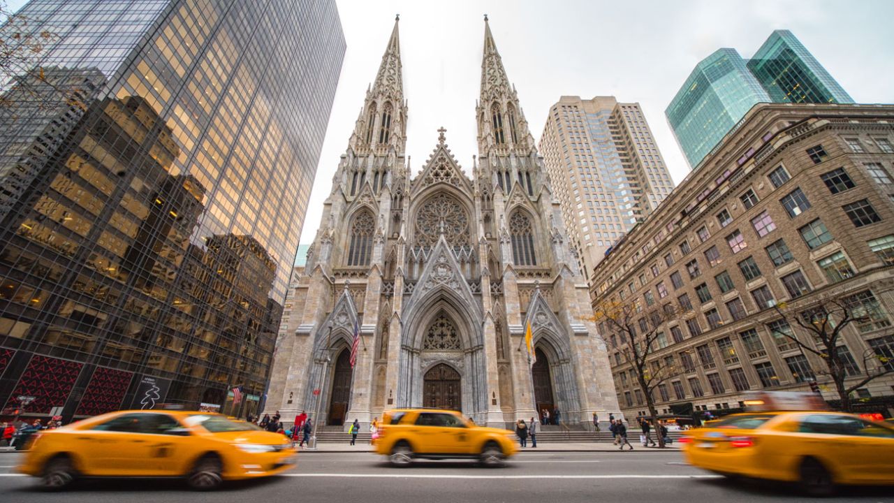 Arrestan a hombre que quiso entrar a catedral de Nueva York con bidones de  nafta | Perfil