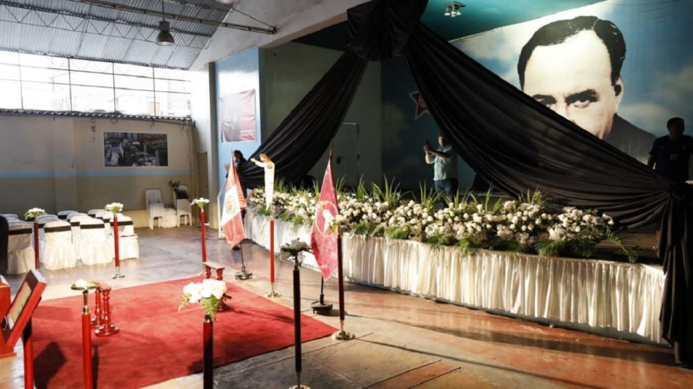 Los restos del ex presidente Alan García fueron trasladados del hospital Casimiro Ulloa al local principal del Partido Aprista.