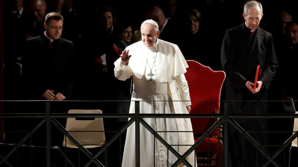 El Papa Francisco al arriba al Vía Crucis en el Coliseo.