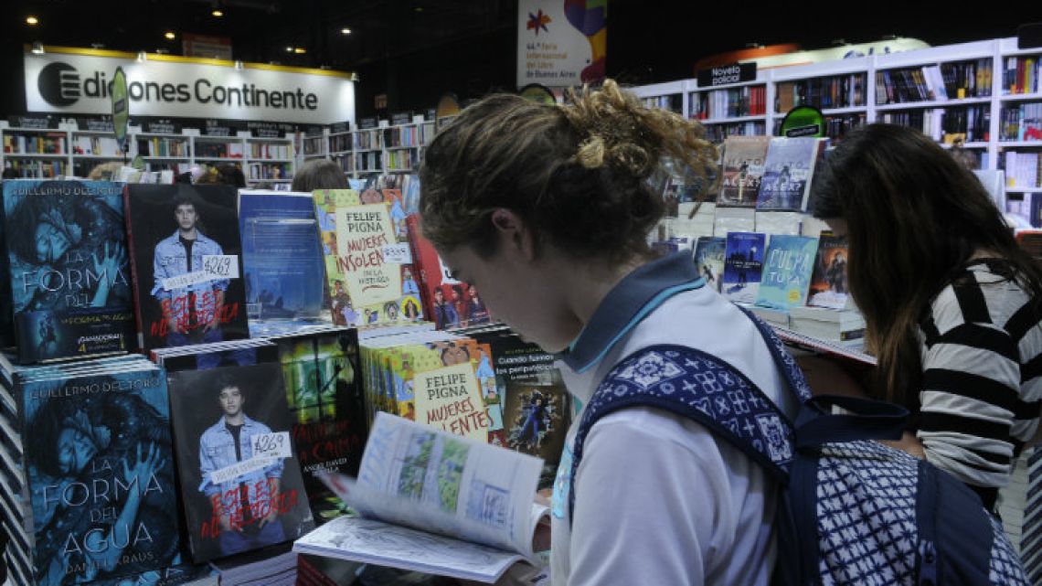 Attendees peruse books at last year’s edition of the fair.