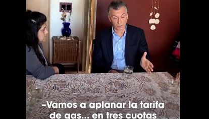 en redes. El Presidente divulgó por video su “anuncio” con una visita preparada a una familia.