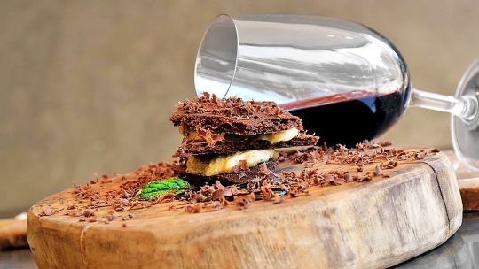 Tinto puro. Crocante y panacotta con reducción de malbec.