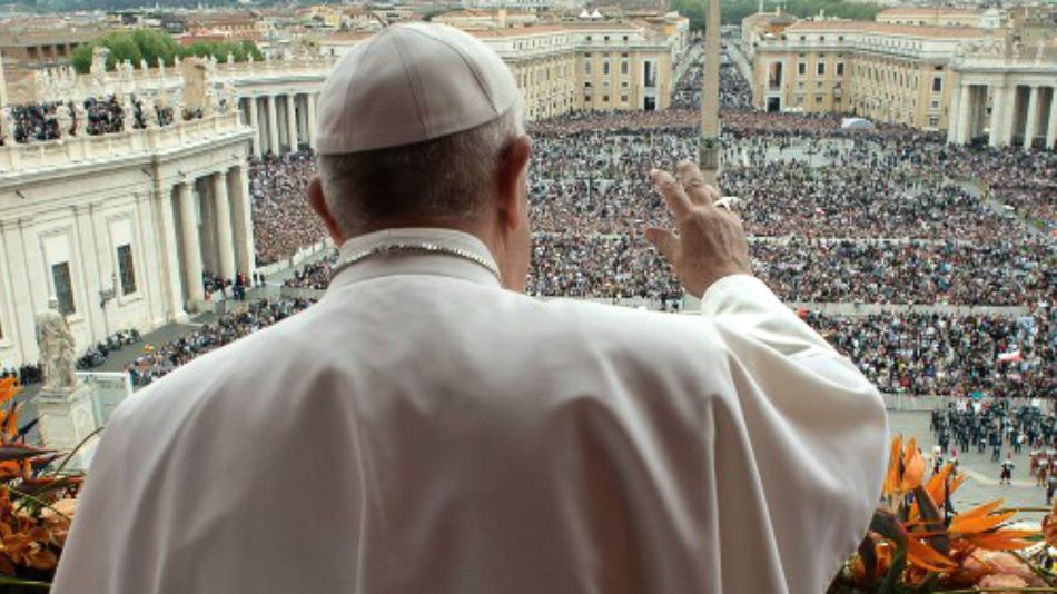 El Papa bendice a la multitud este domingo de Pascuas en la Plaza San Pedro.