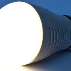 Las luces LED o las lámparas compactas fluorescentes consumen entre un 50 y hasta un 70% menos de energía.