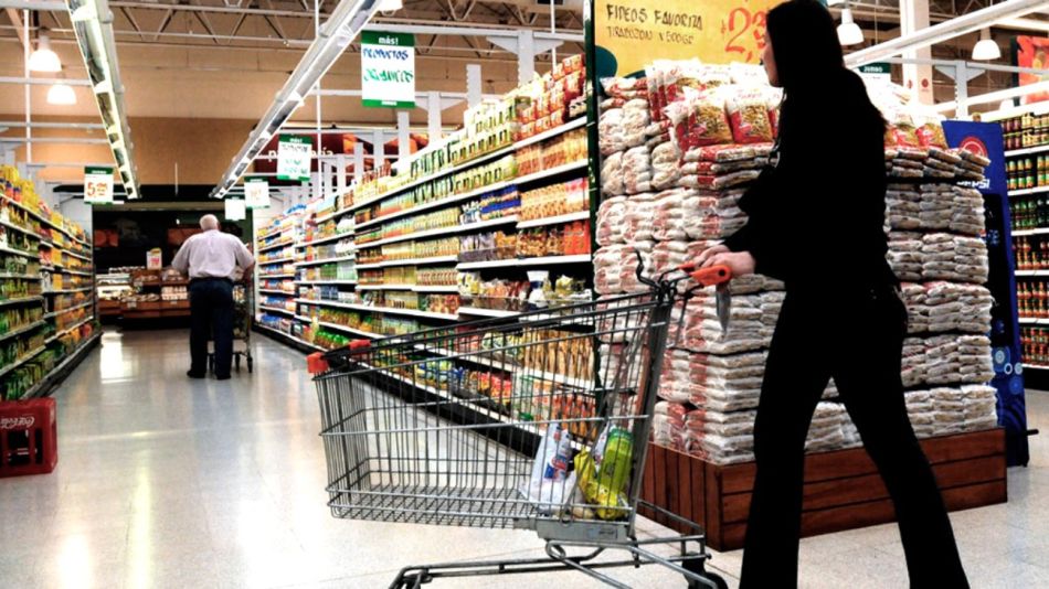 El Gobierno persigue regular la competencia en el comercio.