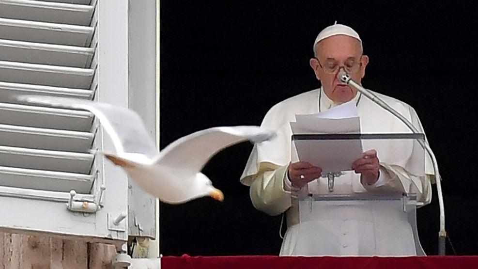 El Papa Francisco durante la oración del Lunes del Ángel.