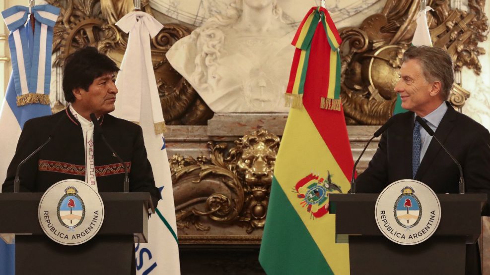 El presidente de Bolivia Evo Morales firmó acuerdos junto a su par argentino Mauricio Macri.