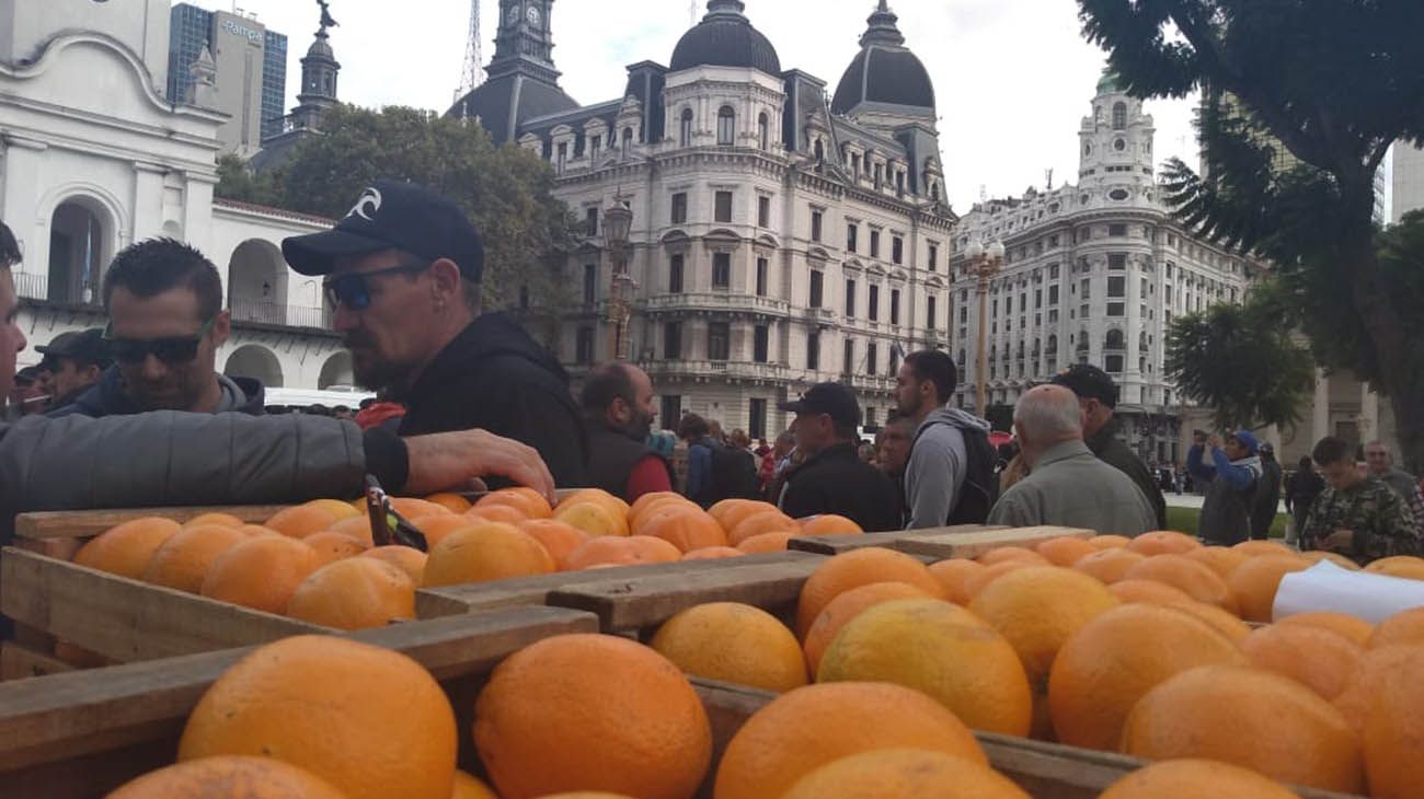 Frutazo en plaza de mayo