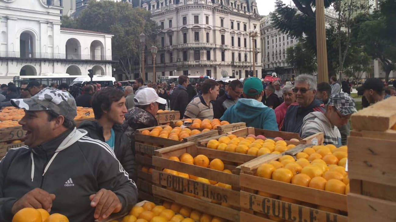 Frutazo en plaza de mayo