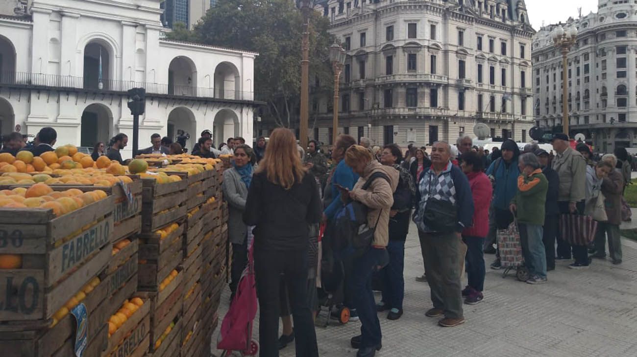 Frutazo en plaza de mayo