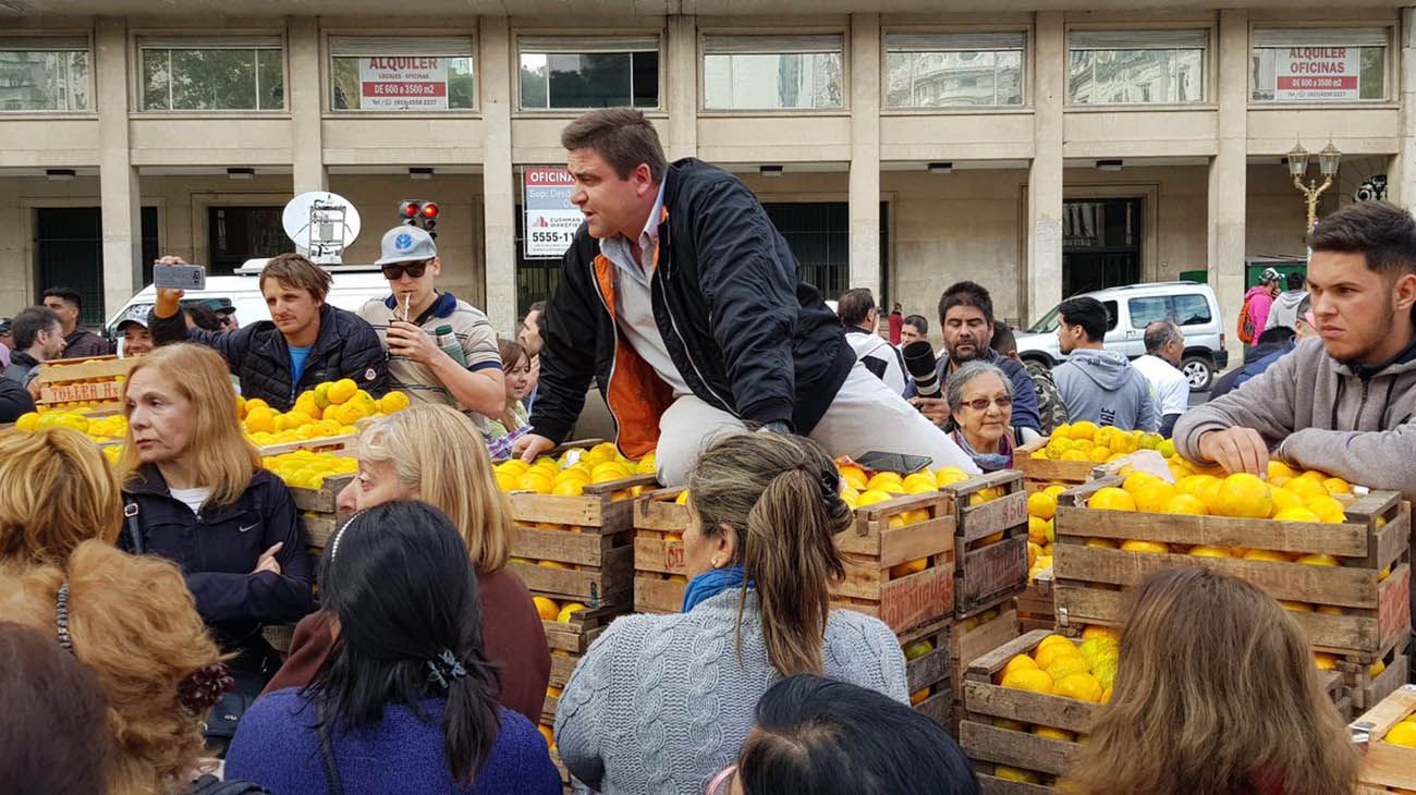 Frutazo en plaza de mayo