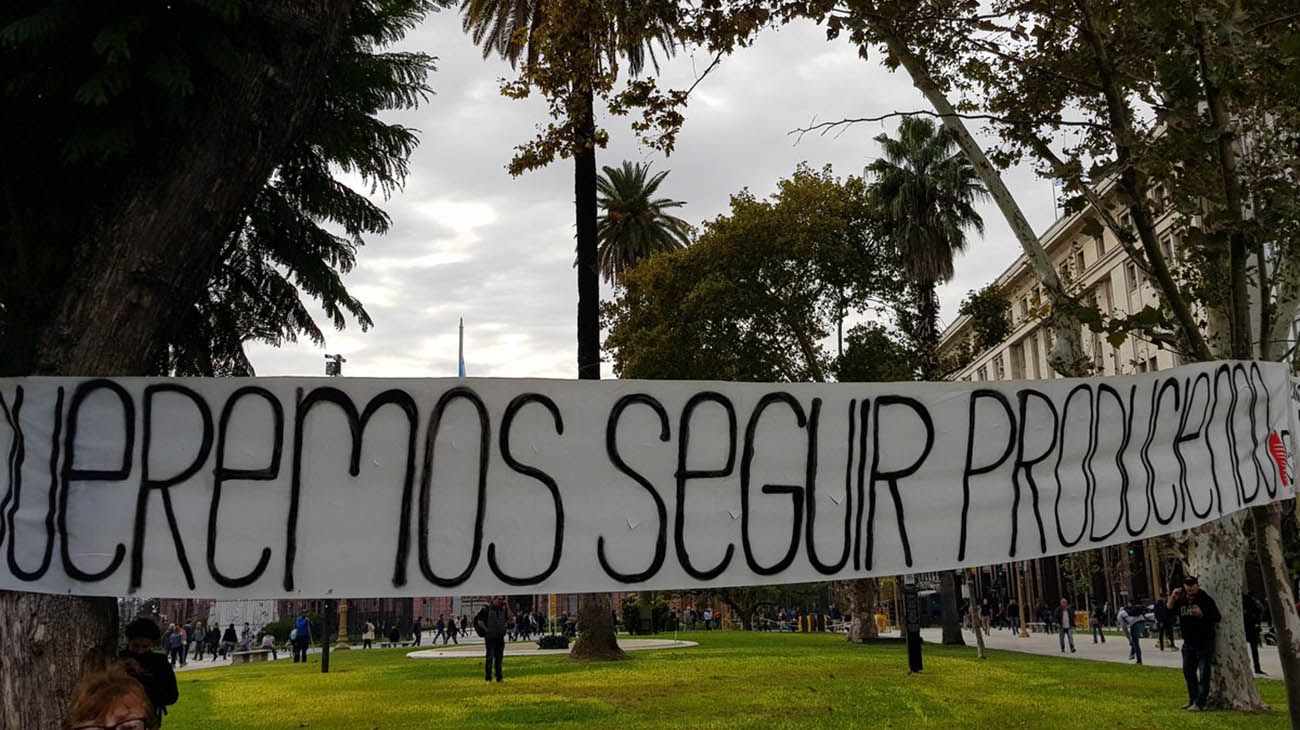 Frutazo en plaza de mayo