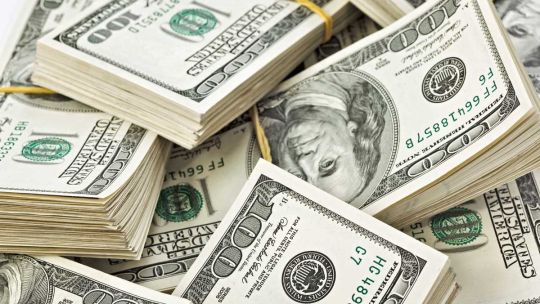 La divisa se ubicó en $ 43,40 precio minorista vendedor, mientras que en la región se valorizó. El riesgo país subió a 862 puntos básicos.