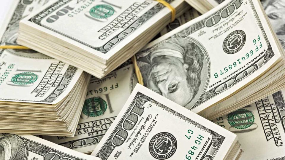La divisa se ubicó en $ 43,40 precio minorista vendedor, mientras que en la región se valorizó. El riesgo país subió a 862 puntos básicos.