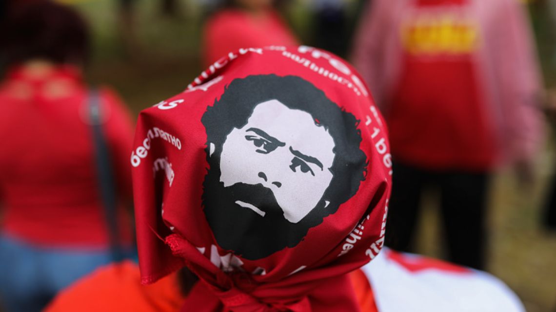 A supporter of former Brazilian president Luiz Inácio Lula da Silva demonstrates outside the Superior Court of Justice (STJ) during a hearing judging an appeal against his conviction in Brasilia on April 23, 2019.