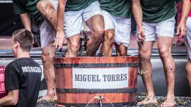 Cada viñedo compite por consagrarse con el honor de tener los mejores “pisadores de uva” de la zona.