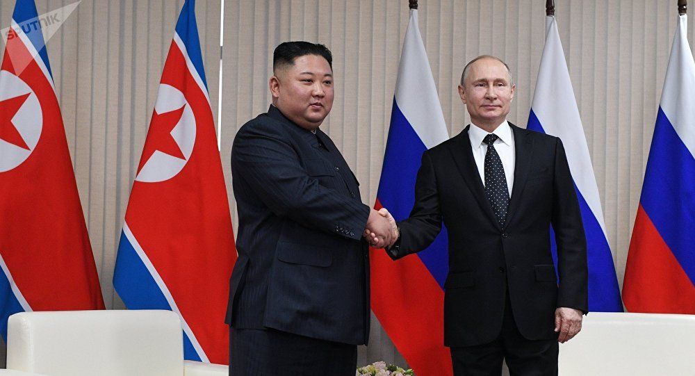 El presidente de Rusia, Vladimir Putin, y el líder de la República Popular Democrática de Corea, Kim Jong-un, iniciaron su primera cumbre en la isla Russki, cerca de Vladivostok.