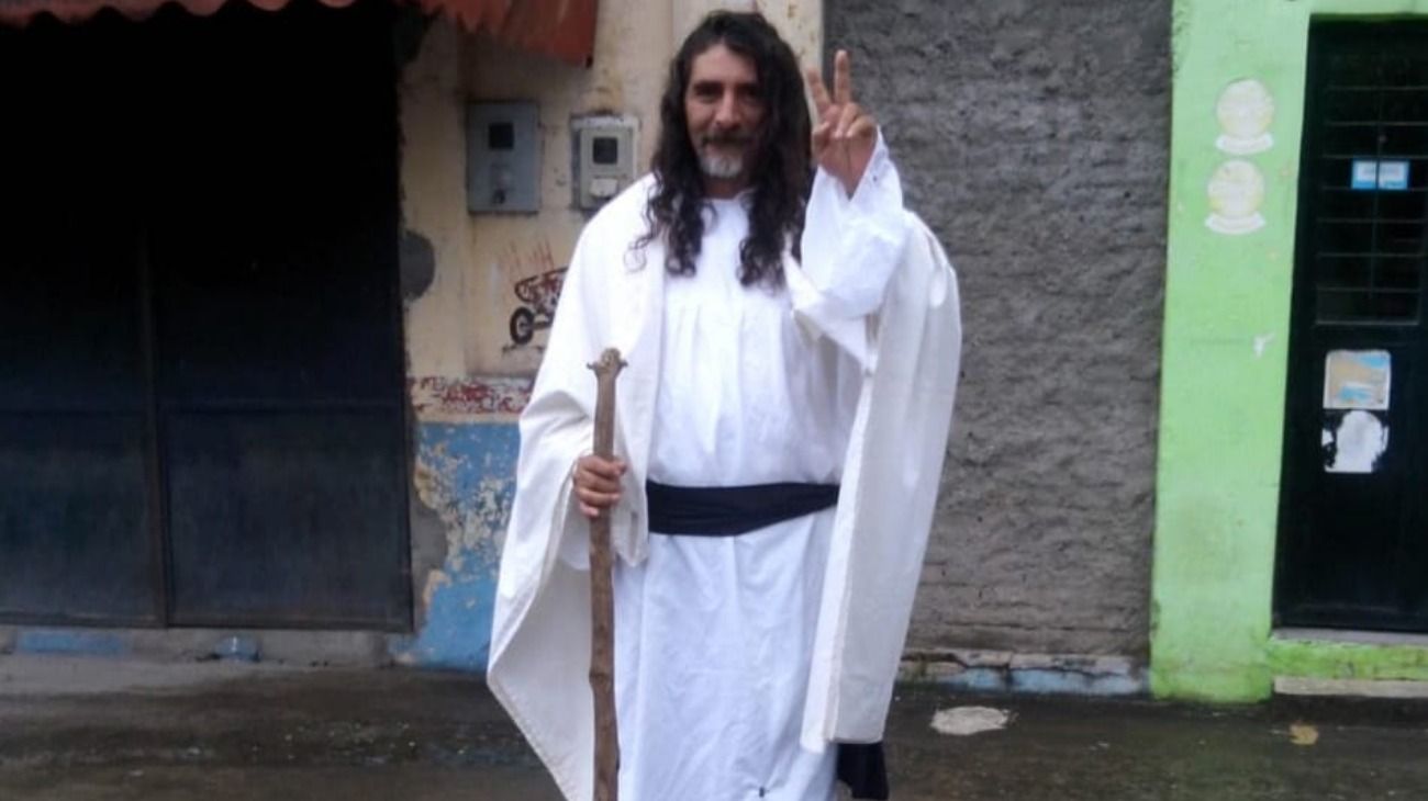 Luis 'El Mechudo' Albornoz recorrió las calles vestido de Jesús durante Pascuas.