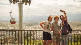 Lo primero que se afirma es que los argentinos armamos nuestras propias guías de viaje, organizamos el tiempo, actividades, hospedaje y gastos.