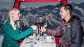 El viajero puede comer en el interior de una cabina en movimiento de un teleférico.