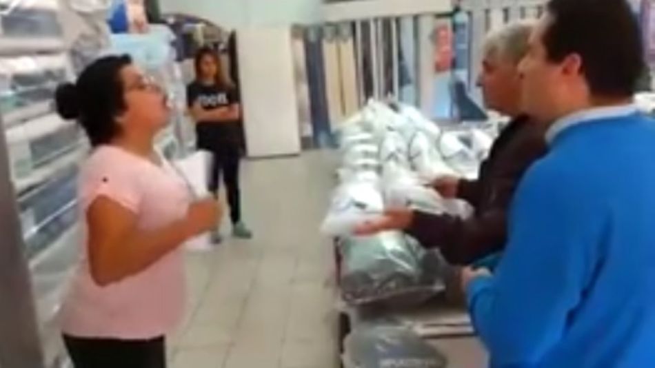 Una comerciante increpó a Claudio Poggi durante una recorrida de campaña.