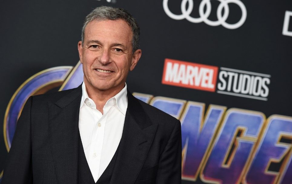 Robert 'Bob' Iger, CEO de The Walt Disney Company. En 2018, Bob Iger cobró un bono anual como CEO de Disney de US$ 65,6 millones; lo que equivale a 1.424 veces lo que un empleado promedio de la empresa.