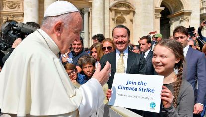 Clima. Francisco, que aquí recibe a la niña sueca Greta Thunberg, que inspira las protestas contra el cambio climático, marca el camino.