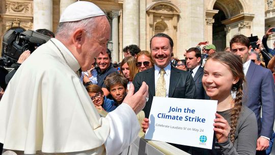 Clima. Francisco, que aquí recibe a la niña sueca Greta Thunberg, que inspira las protestas contra el cambio climático, marca el camino.