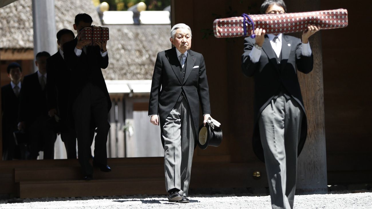 Akihito fue el hijo esperado del emperador Hirohito y la emperatriz Nagako. Desde su coronación en 1989, recorrió cada rincón del país para consolar a los que sufren y el mundo para pedir perdón por los crímenes de guerra cometidos por Japón en el pasado. Su reinado fue el primero en el que su país no participó en una guerra.