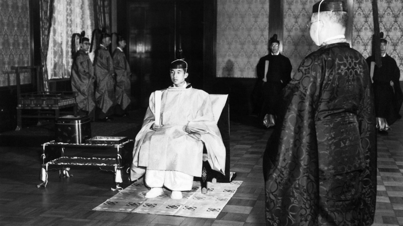 Akihito fue el hijo esperado del emperador Hirohito y la emperatriz Nagako. Desde su coronación en 1989, recorrió cada rincón del país para consolar a los que sufren y el mundo para pedir perdón por los crímenes de guerra cometidos por Japón en el pasado. Su reinado fue el primero en el que su país no participó en una guerra.