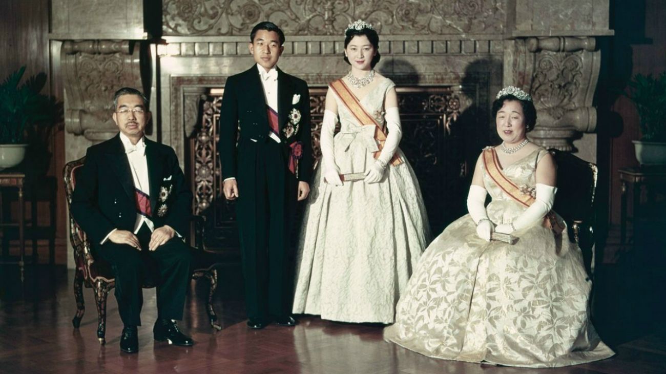 Akihito fue el hijo esperado del emperador Hirohito y la emperatriz Nagako. Desde su coronación en 1989, recorrió cada rincón del país para consolar a los que sufren y el mundo para pedir perdón por los crímenes de guerra cometidos por Japón en el pasado. Su reinado fue el primero en el que su país no participó en una guerra.