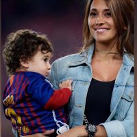 Antonela Roccuzzo junto al Barcelona campeón.