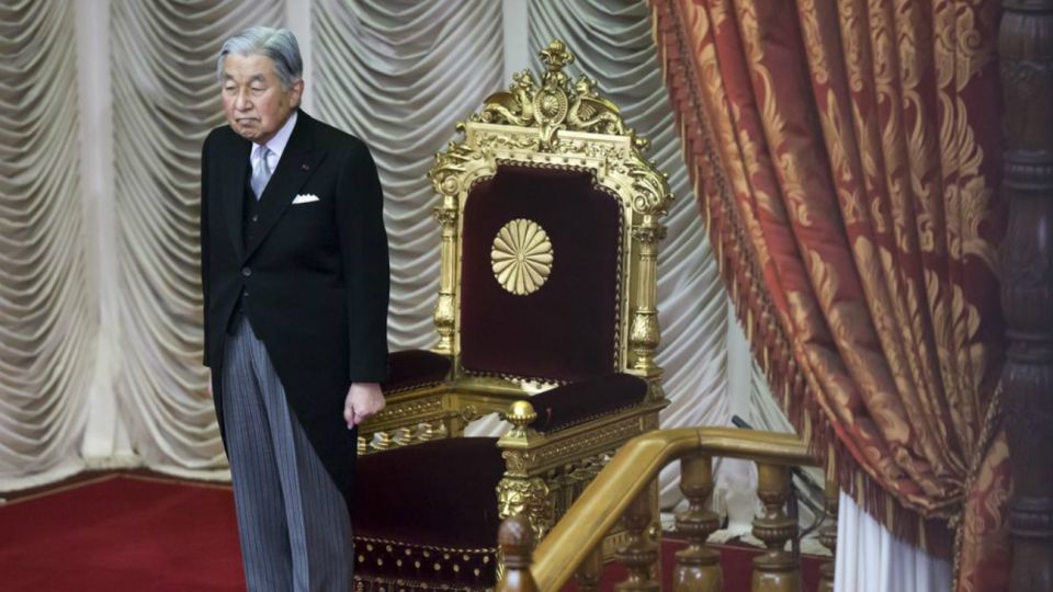 Akihito fue el hijo esperado del emperador Hirohito y la emperatriz Nagako. Desde su coronación en 1989, recorrió cada rincón del país para consolar a los que sufren y el mundo para pedir perdón por los crímenes de guerra cometidos por Japón en el pasado. Su reinado fue el primero en el que su país no participó en una guerra.
