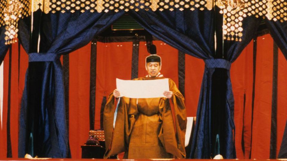 Akihito de Japón fue el primer emperador que se casó con una mujer plebeya. Entronizado como el primer emperador “mortal” tras una línea dinástica de 124 emperadores semidivinos, Akihito protagonizó el primer reinado que no llevó a Japón a la guerra, después de 2.600 años y los japoneses lo destacan como el que humanizó a la monarquía.