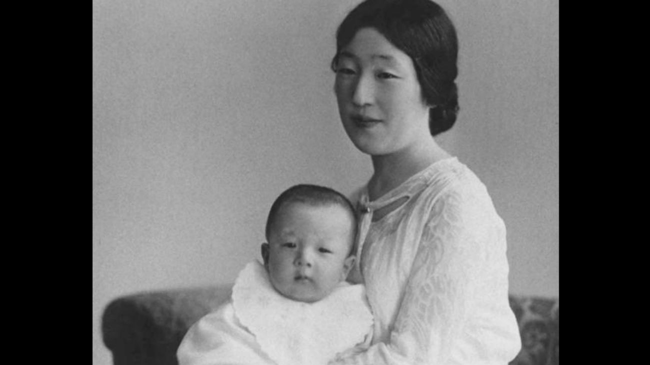 Akihito de Japón fue el primer emperador que se casó con una mujer plebeya. Entronizado como el primer emperador “mortal” tras una línea dinástica de 124 emperadores semidivinos, Akihito protagonizó el primer reinado que no llevó a Japón a la guerra, después de 2.600 años y los japoneses lo destacan como el que humanizó a la monarquía.