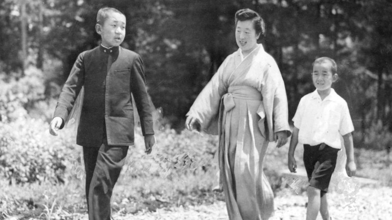 Akihito de Japón fue el primer emperador que se casó con una mujer plebeya. Entronizado como el primer emperador “mortal” tras una línea dinástica de 124 emperadores semidivinos, Akihito protagonizó el primer reinado que no llevó a Japón a la guerra, después de 2.600 años y los japoneses lo destacan como el que humanizó a la monarquía.