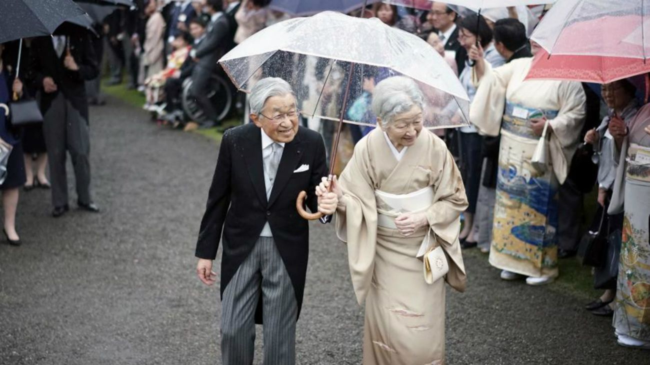 Akihito de Japón fue el primer emperador que se casó con una mujer plebeya. Entronizado como el primer emperador “mortal” tras una línea dinástica de 124 emperadores semidivinos, Akihito protagonizó el primer reinado que no llevó a Japón a la guerra, después de 2.600 años y los japoneses lo destacan como el que humanizó a la monarquía.