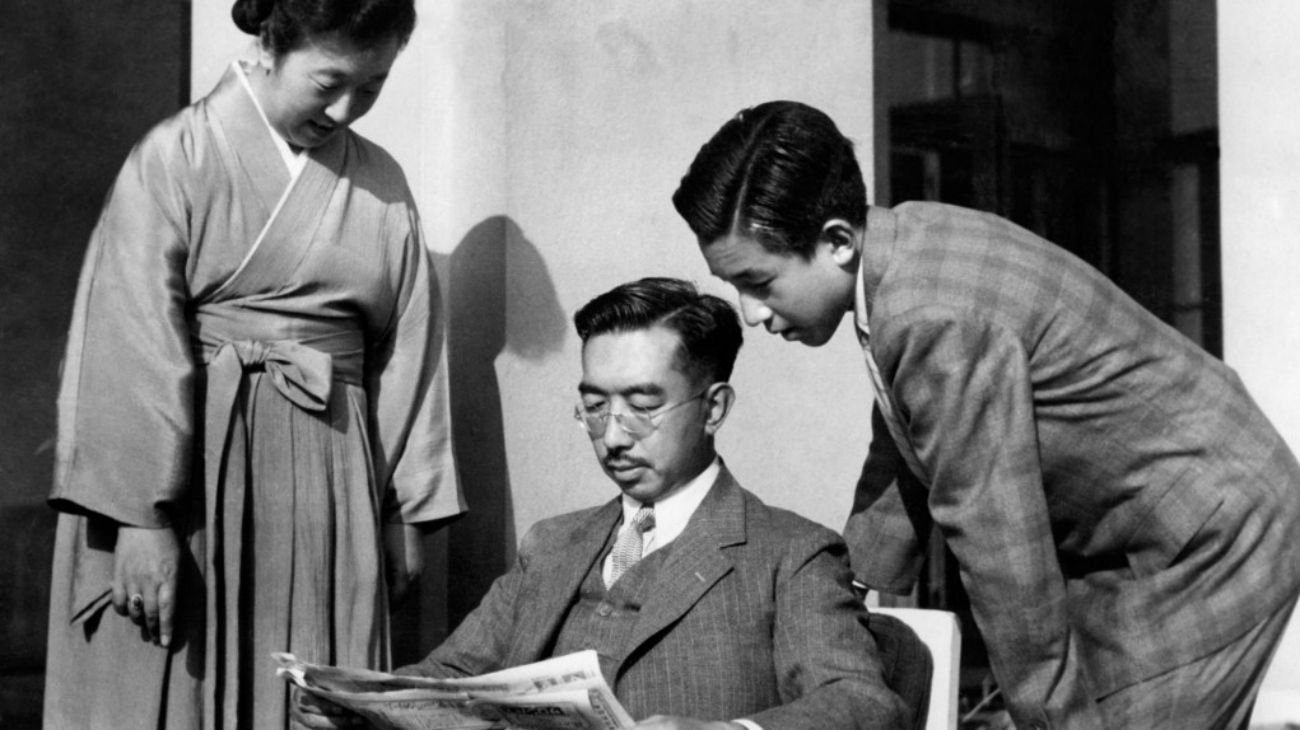 Akihito de Japón fue el primer emperador que se casó con una mujer plebeya. Entronizado como el primer emperador “mortal” tras una línea dinástica de 124 emperadores semidivinos, Akihito protagonizó el primer reinado que no llevó a Japón a la guerra, después de 2.600 años y los japoneses lo destacan como el que humanizó a la monarquía.