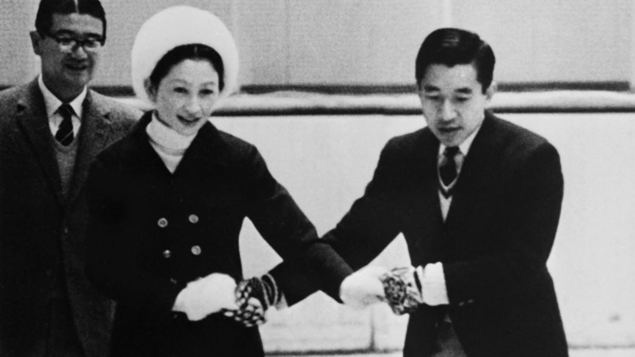 Akihito de Japón fue el primer emperador que se casó con una mujer plebeya. Entronizado como el primer emperador “mortal” tras una línea dinástica de 124 emperadores semidivinos, Akihito protagonizó el primer reinado que no llevó a Japón a la guerra, después de 2.600 años y los japoneses lo destacan como el que humanizó a la monarquía.