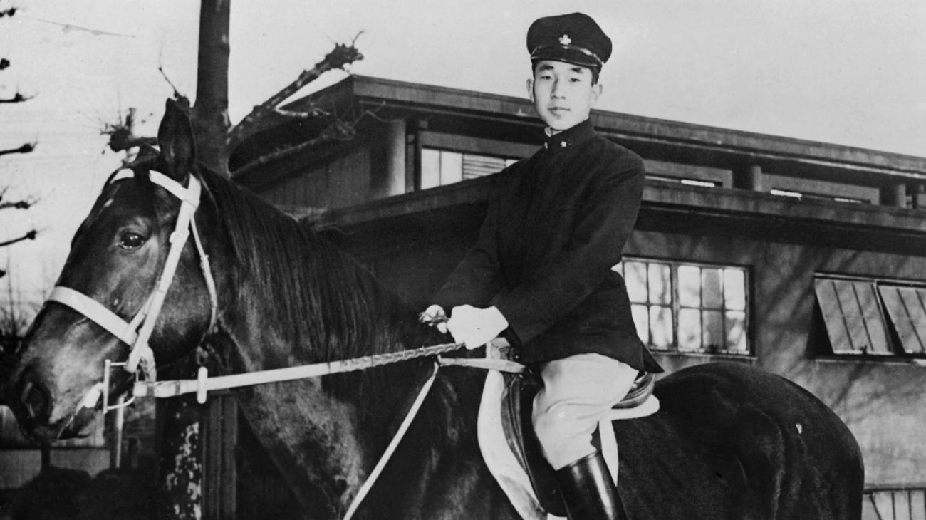 Akihito de Japón fue el primer emperador que se casó con una mujer plebeya. Entronizado como el primer emperador “mortal” tras una línea dinástica de 124 emperadores semidivinos, Akihito protagonizó el primer reinado que no llevó a Japón a la guerra, después de 2.600 años y los japoneses lo destacan como el que humanizó a la monarquía.