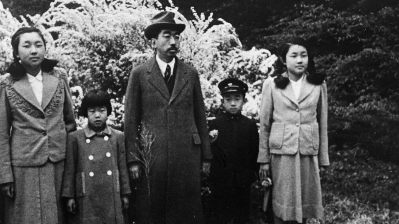 Akihito de Japón fue el primer emperador que se casó con una mujer plebeya. Entronizado como el primer emperador “mortal” tras una línea dinástica de 124 emperadores semidivinos, Akihito protagonizó el primer reinado que no llevó a Japón a la guerra, después de 2.600 años y los japoneses lo destacan como el que humanizó a la monarquía.