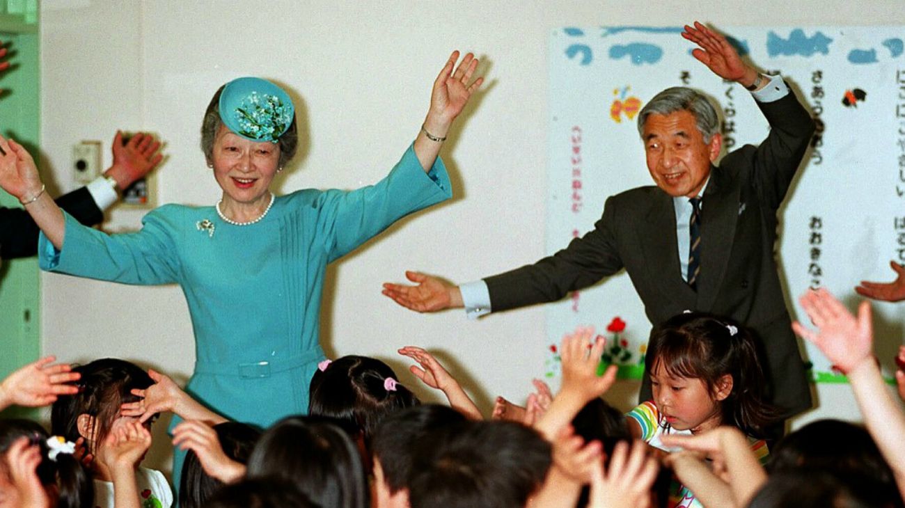 Akihito de Japón fue el primer emperador que se casó con una mujer plebeya. Entronizado como el primer emperador “mortal” tras una línea dinástica de 124 emperadores semidivinos, Akihito protagonizó el primer reinado que no llevó a Japón a la guerra, después de 2.600 años y los japoneses lo destacan como el que humanizó a la monarquía.