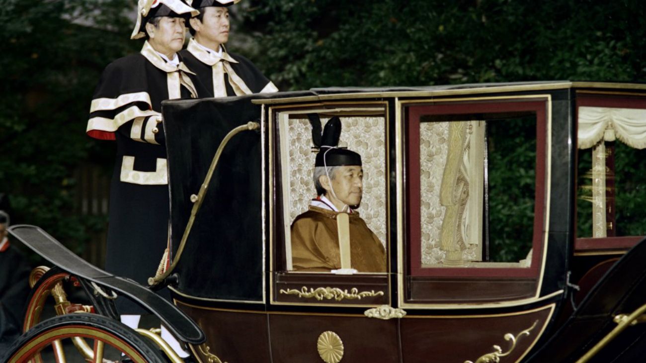 Akihito de Japón fue el primer emperador que se casó con una mujer plebeya. Entronizado como el primer emperador “mortal” tras una línea dinástica de 124 emperadores semidivinos, Akihito protagonizó el primer reinado que no llevó a Japón a la guerra, después de 2.600 años y los japoneses lo destacan como el que humanizó a la monarquía.