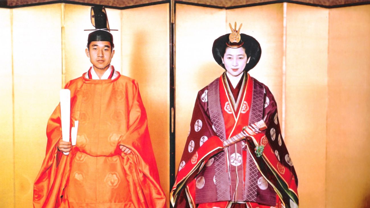 Akihito de Japón fue el primer emperador que se casó con una mujer plebeya. Entronizado como el primer emperador “mortal” tras una línea dinástica de 124 emperadores semidivinos, Akihito protagonizó el primer reinado que no llevó a Japón a la guerra, después de 2.600 años y los japoneses lo destacan como el que humanizó a la monarquía.