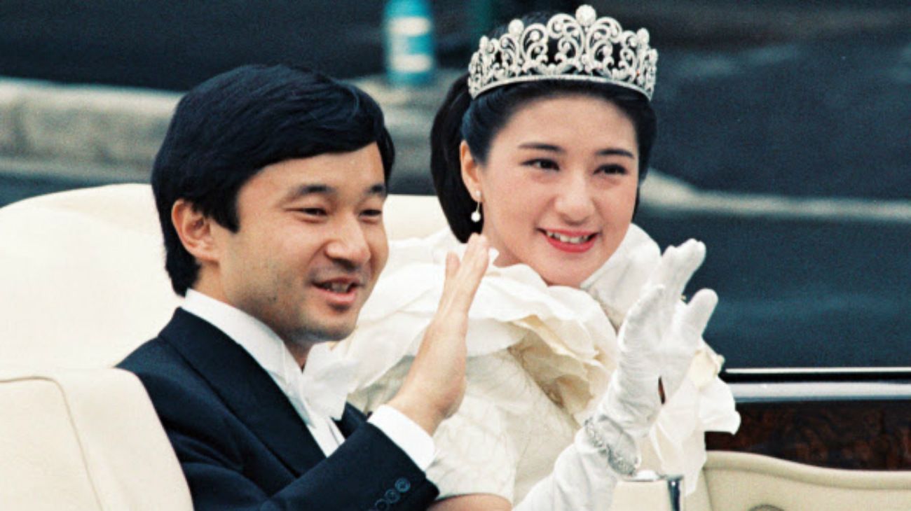 Naruhito es el 126º emperador de Japón de una línea dinástica que se remonta al siglo VI a.C. Su reinado se denominará "Reiwa", que significa "hermosa armonía" en japonés. Su esposa, la emperatriz Masako, es una exdiplomática educada en Harvard.