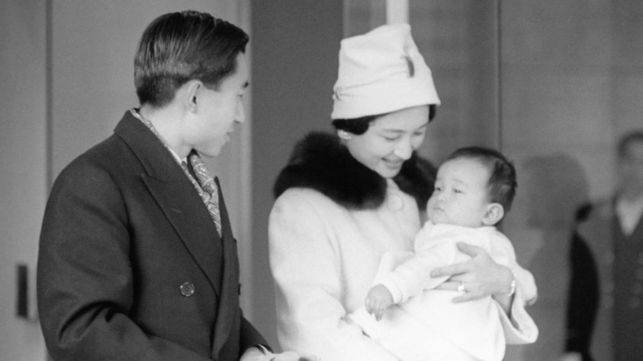 Naruhito es el 126º emperador de Japón de una línea dinástica que se remonta al siglo VI a.C. Su reinado se denominará "Reiwa", que significa "hermosa armonía" en japonés. Su esposa, la emperatriz Masako, es una exdiplomática educada en Harvard.