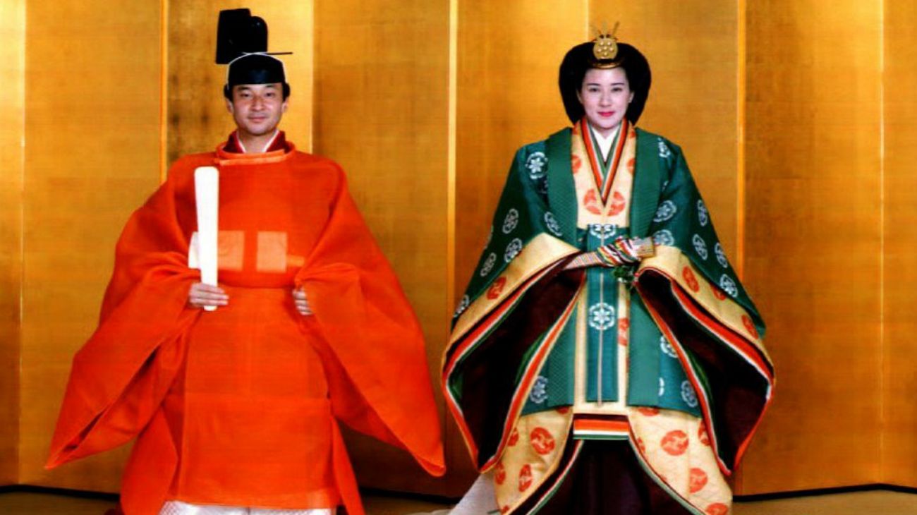 Naruhito es el 126º emperador de Japón de una línea dinástica que se remonta al siglo VI a.C. Su reinado se denominará "Reiwa", que significa "hermosa armonía" en japonés. Su esposa, la emperatriz Masako, es una exdiplomática educada en Harvard.