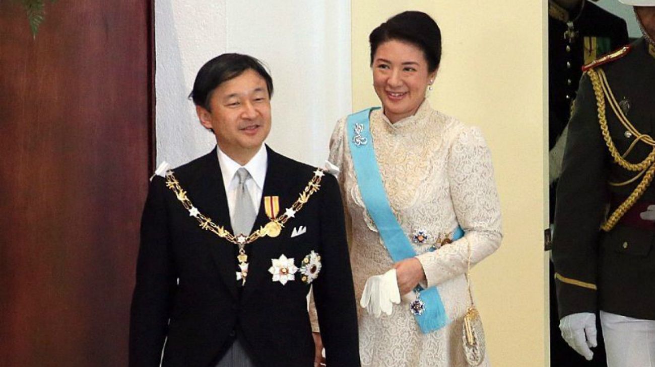 Naruhito es el 126º emperador de Japón de una línea dinástica que se remonta al siglo VI a.C. Su reinado se denominará "Reiwa", que significa "hermosa armonía" en japonés. Su esposa, la emperatriz Masako, es una exdiplomática educada en Harvard.