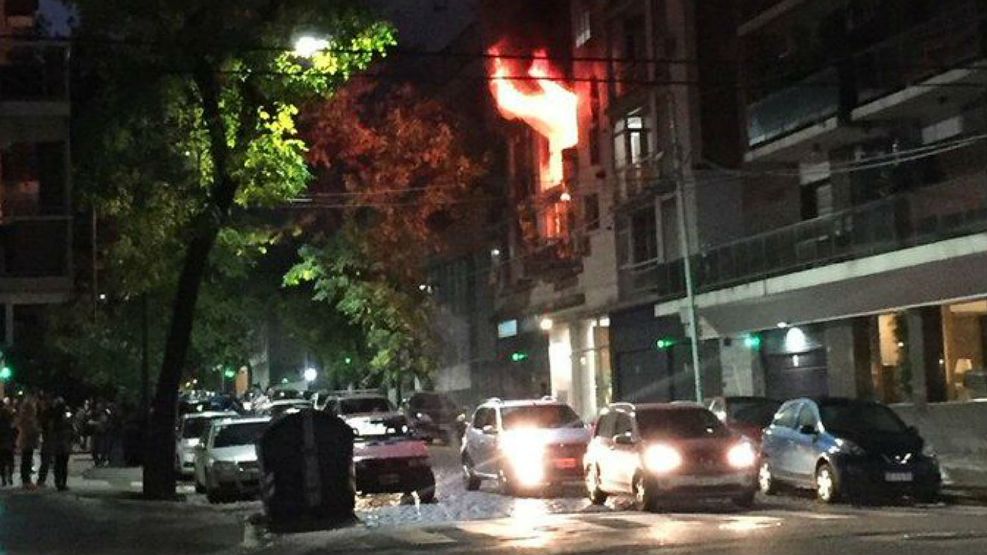 El incendio ocurrió en un edificio horizontal ubicado en la calle La Pampa al 2900.