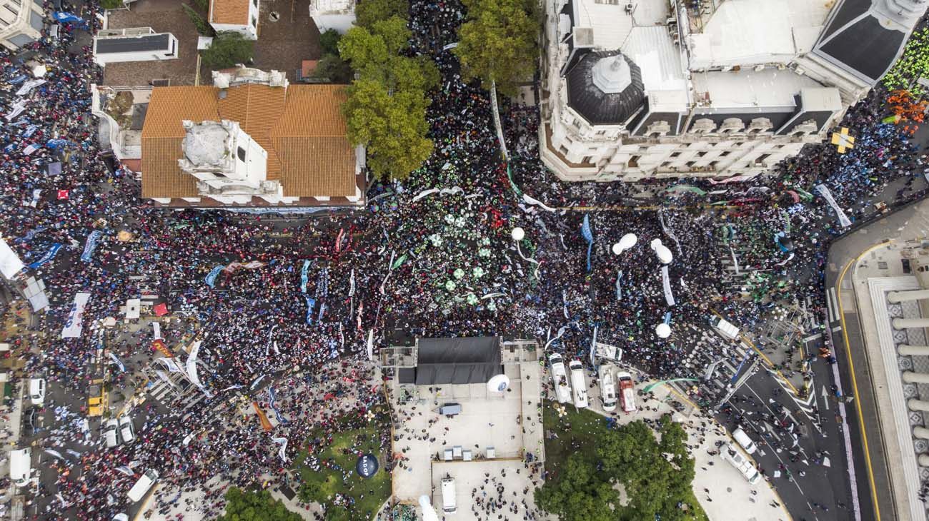 El paro convocado por el líder de los camioneros Hugo Moyano y la Central de los Trabajadores de la Argentina comenzó este martes 30 de abril con un acatamiento dispar a lo largo del país, debido a los gremios de la CGT que no se sumaron. Fotos Mario De Fina